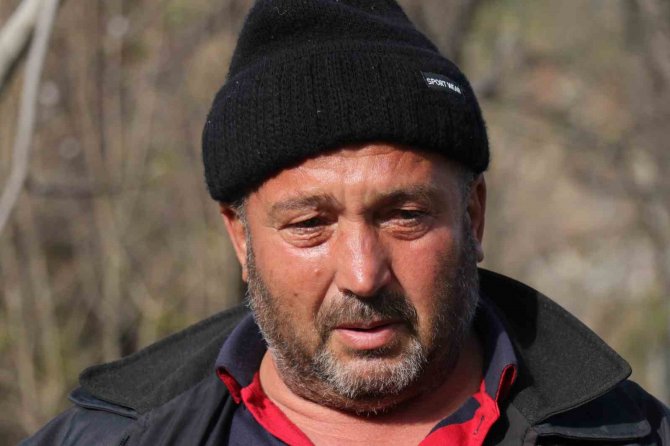 Depremde Yıkılan Evden Betonları Tutan Traktör Ve Minibüs Sayesinde Kurtuldular