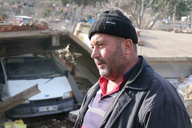 Depremde Yıkılan Evden Betonları Tutan Traktör Ve Minibüs Sayesinde Kurtuldular