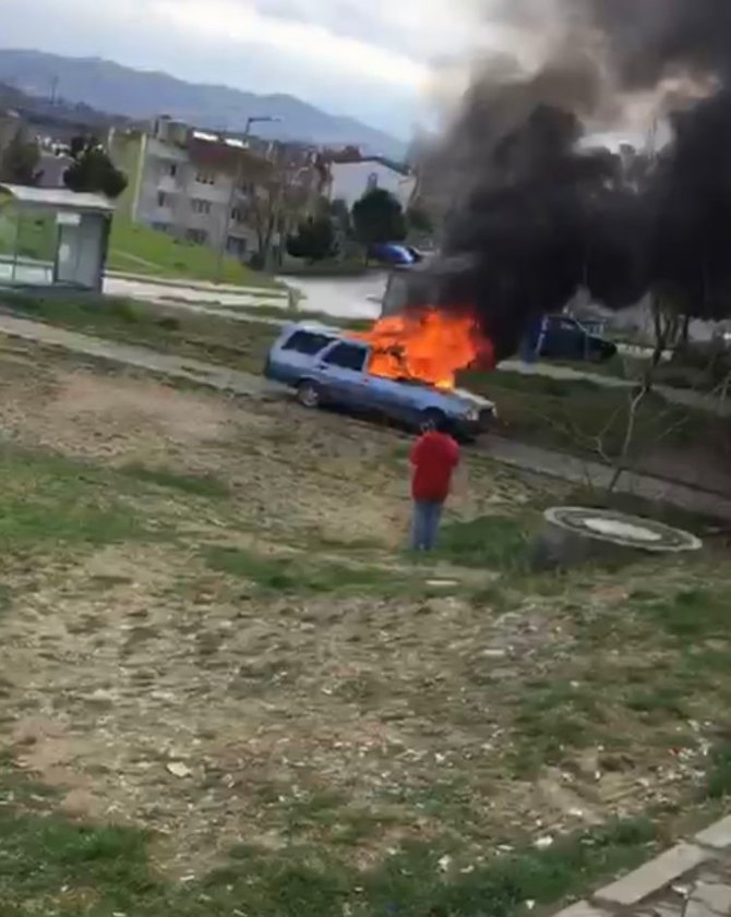 Park Halindeki Otomobil Alev Alev Yandı