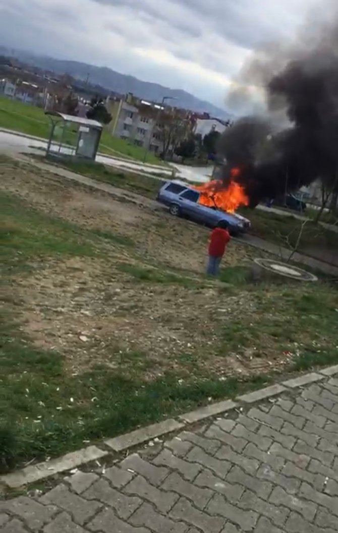 Park Halindeki Otomobil Alev Alev Yandı