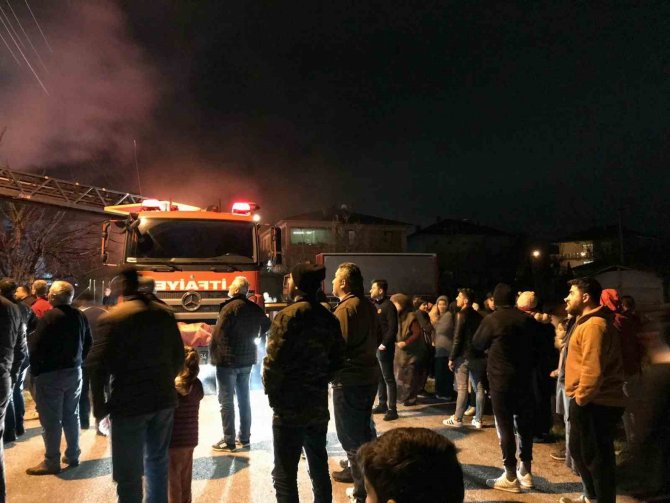 Sakarya’da Evde Çıkan Yangın Paniğe Sebep Oldu
