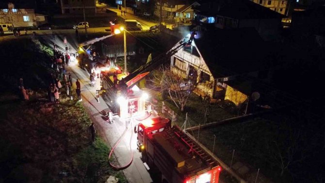 Sakarya’da Evde Çıkan Yangın Paniğe Sebep Oldu