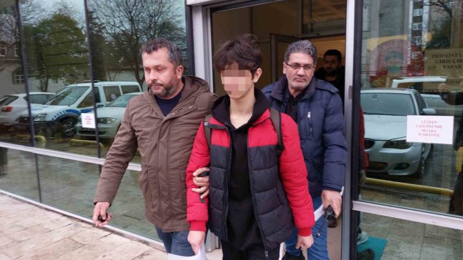 Kanser Hastası Annesini Darp Eden Ağabeyini Öldüren Lise Öğrencisi Beraat Etti