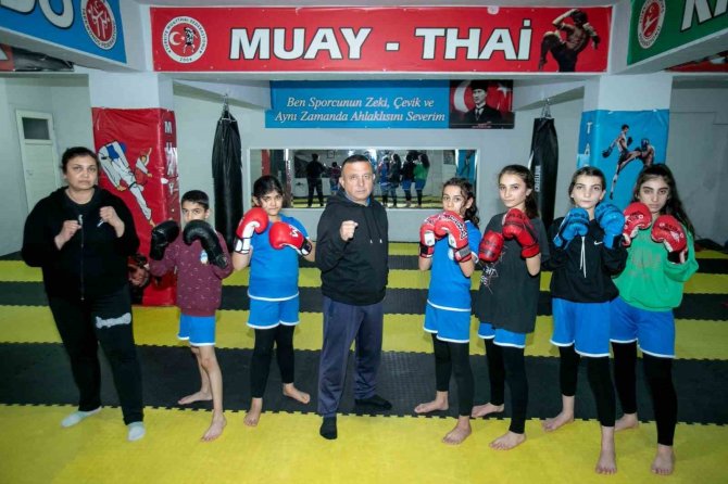 11 Yaşındaki Muay Thai Sporcusu Vasfiye Benek, Türkiye Şampiyonu Oldu