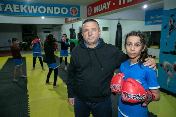 11 Yaşındaki Muay Thai Sporcusu Vasfiye Benek, Türkiye Şampiyonu Oldu