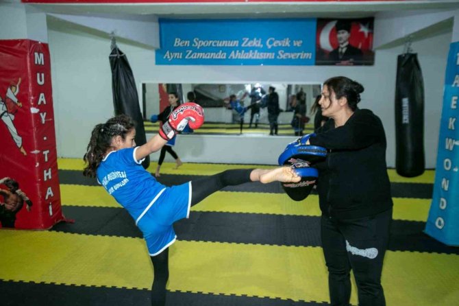 11 Yaşındaki Muay Thai Sporcusu Vasfiye Benek, Türkiye Şampiyonu Oldu