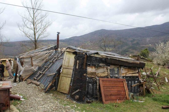 Derme Çatma Barakada Yaşam Mücadelesi Veriyor