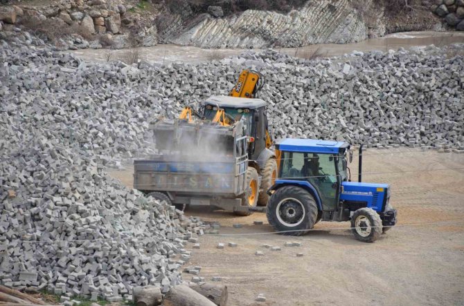 Şenoba Beldesinde Çamurlu Yol Tarihe Karışıyor