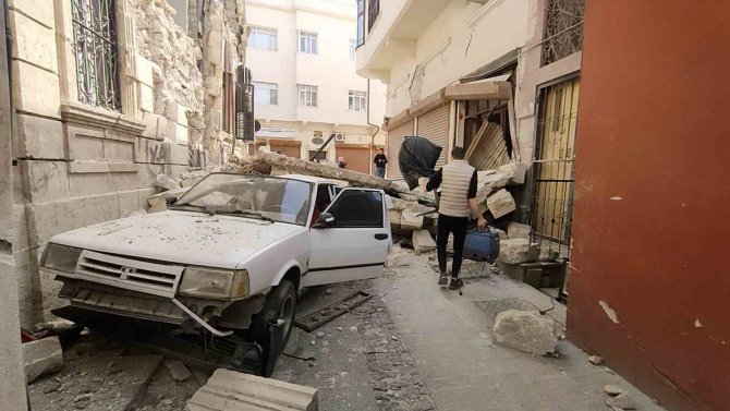 Suriyeli Gencin Harabeye Dönen Evinden Eşya Kurtarma Çabası