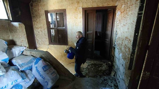 Suriyeli Gencin Harabeye Dönen Evinden Eşya Kurtarma Çabası
