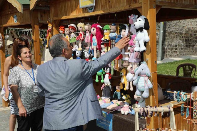 Maharetli Eller Kendi Gününde Kendi Yerinde
