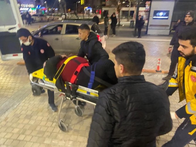 İ̇ki Kişiye Çarpıp Kaçan Sürücü, Ortalığı Savaş Alanına Çevirdi