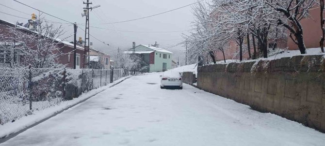 Tunceli ‘Beyaz’ Güne Uyandı