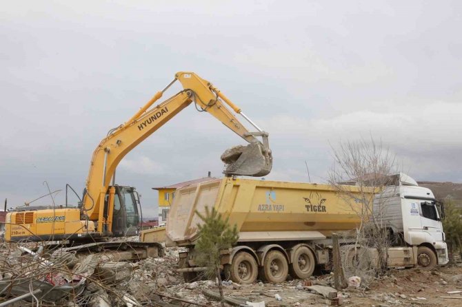 Afşin’de Enkaz Kaldırma Çalışmaları Devam Ediyor