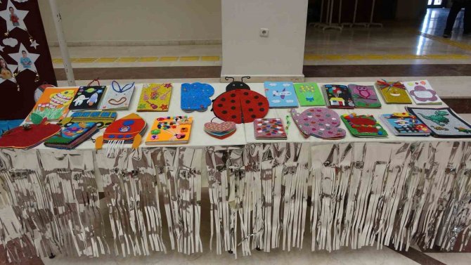 Uşaklı Öğrencilerin Hazırladığı İ̇ngilizce Sözlükler Deprem Bölgesine Gönderilecek