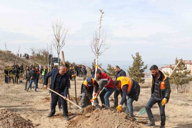 Depremde Hayatını Kaybeden Sağlıkçıların Anısına Fidan Dikildi