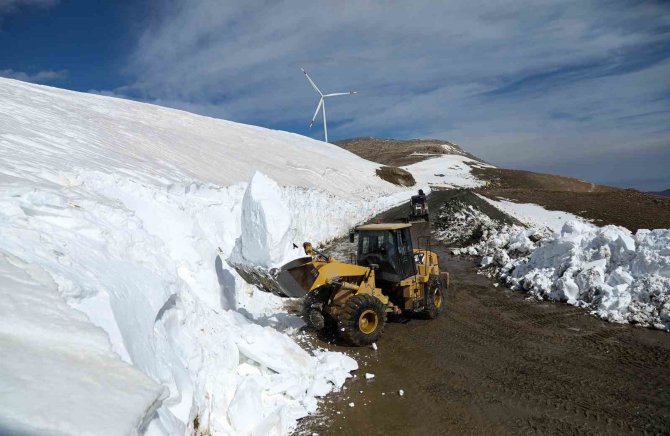 Van’da 5 Metreyi Bulan Karda Zorlu Yol Açma Çalışması