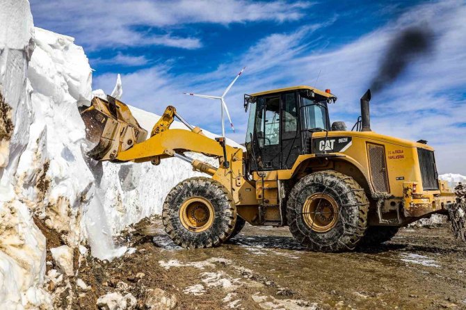 Van’da 5 Metreyi Bulan Karda Zorlu Yol Açma Çalışması
