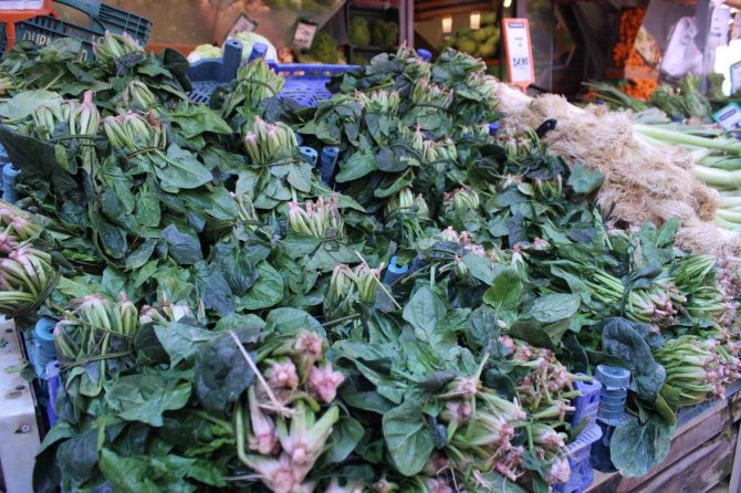 Giderayak Ispanağı Bile Çaldı: Süpermarkete Dadanan Hırsızlar Kamerada