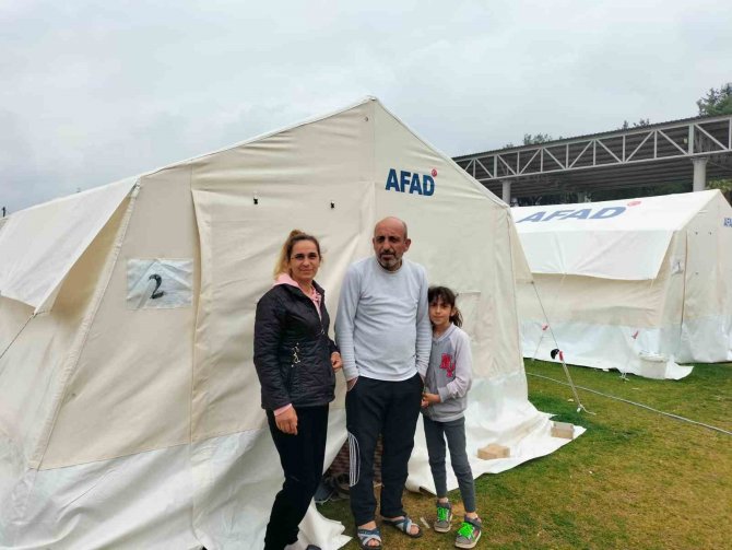 Depremzedeler, Yağışlı Havaya Rağmen Hayat Mücadelesini Sürdürüyor