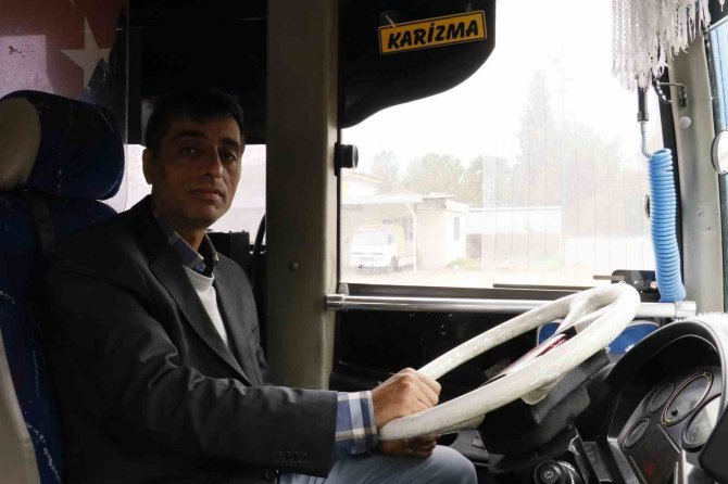 Savrulan Motosikletin Sürücüsünü Ezilmekten Otobüs Şoförü Kurtardı: O Anlar Kamerada