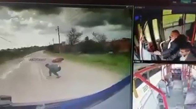 Savrulan Motosikletin Sürücüsünü Ezilmekten Otobüs Şoförü Kurtardı: O Anlar Kamerada