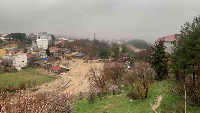İ̇çinde 3 Çocuğun Bulunduğu Konteynerin Sürüklenme Anı Kamerada