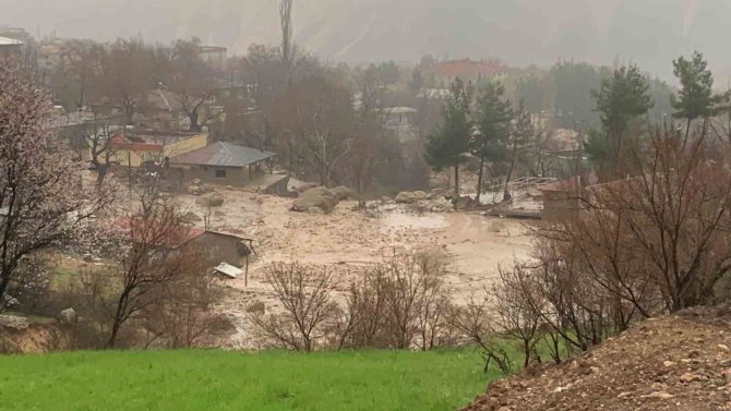 İ̇çinde 3 Çocuğun Bulunduğu Konteynerin Sürüklenme Anı Kamerada