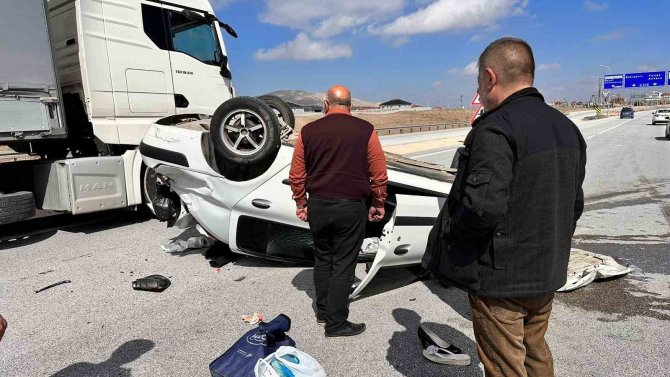 Kontrolden Çıkan Otomobilin Takla Attığı Kazada 4 Kişi Yaralandı