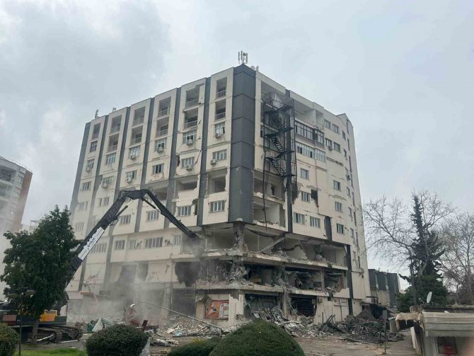 Adana Ceyhan’ın Çarşı Merkezdeki En Büyük Binası Kontrollü Olarak Yıkıldı