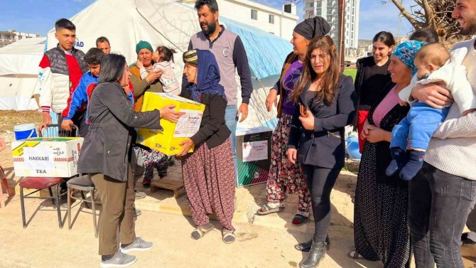 Ak Kadınlar Deprem Bölgesine 133 Koli Mutfak Seti Gönderdi