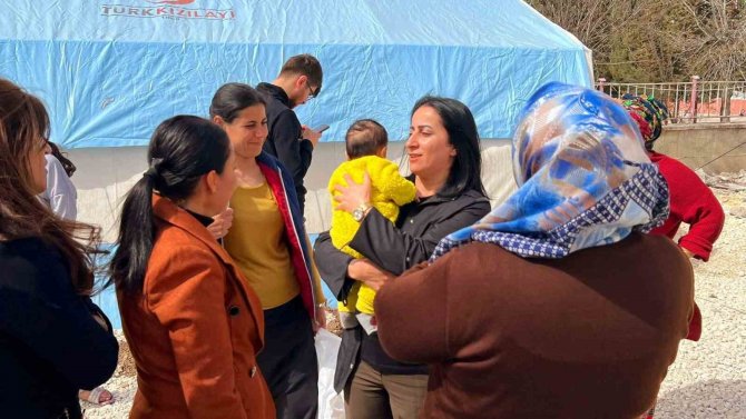 Ak Kadınlar Deprem Bölgesine 133 Koli Mutfak Seti Gönderdi
