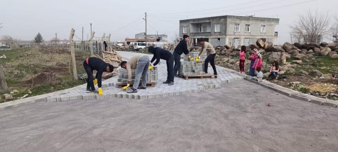 Bağlar’da Kırsal Mahallelere Parke Taşı Döşeme Hizmeti Devam Ediyor