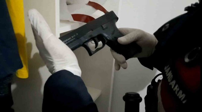 Gardıroptan Tabancalar, Bazadan Tüfekler Çıktı
