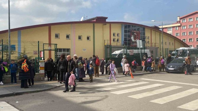 Ankara’da Sinir Krizi Geçiren Şahıs İlkokuldaki 20 Kişiyi Rehin Aldı