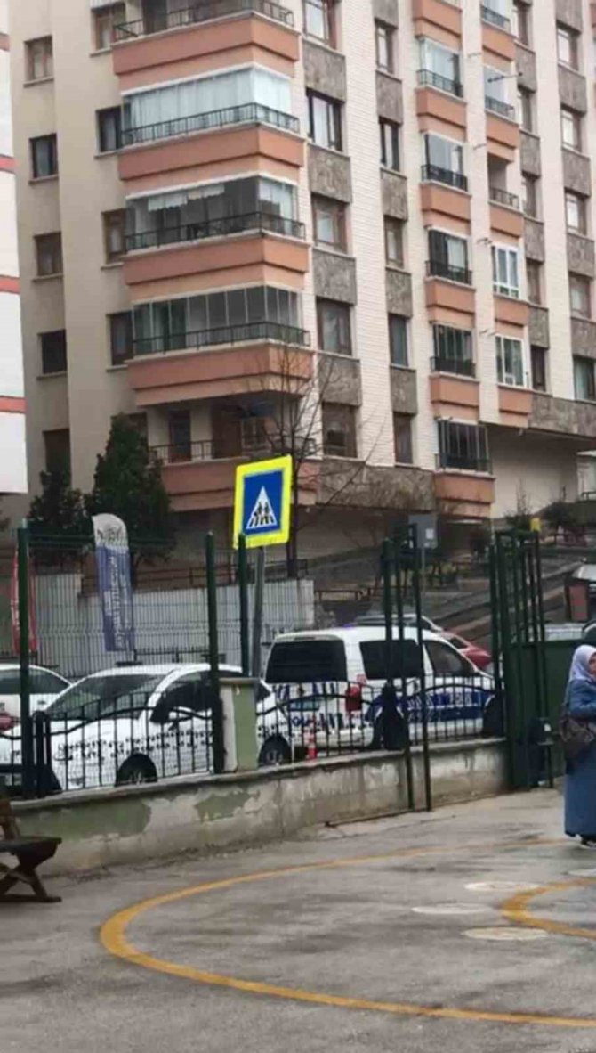 Ankara’da Sinir Krizi Geçiren Şahıs İlkokuldaki 20 Kişiyi Rehin Aldı