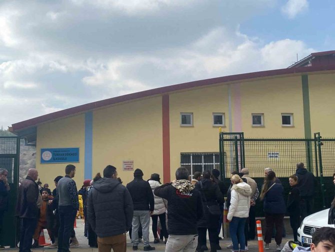 Ankara’da Sinir Krizi Geçiren Şahıs İlkokuldaki 20 Kişiyi Rehin Aldı