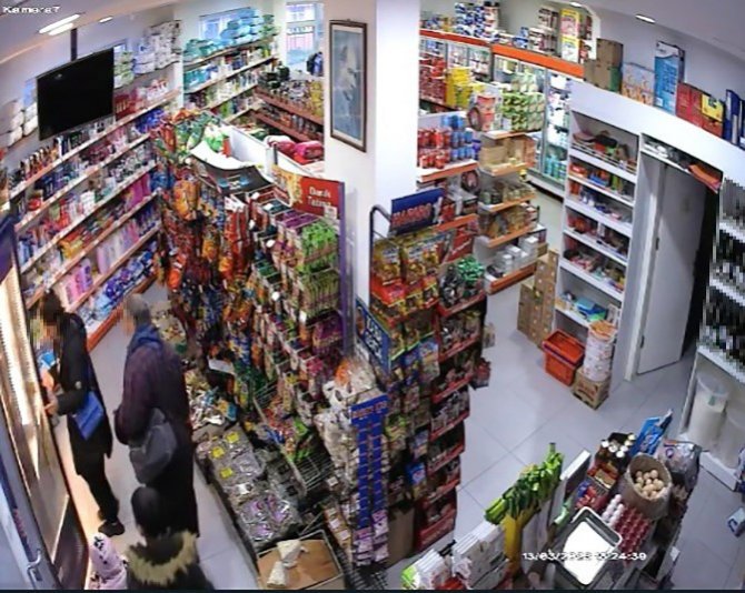 Marketten İçki Şişesi Çalan Kadın, Müşterinin Dikkati İle Yakayı Ele Verdi