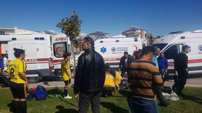 Okul Servisi İle Kamyon Çarpıştı: 5 Yaralı
