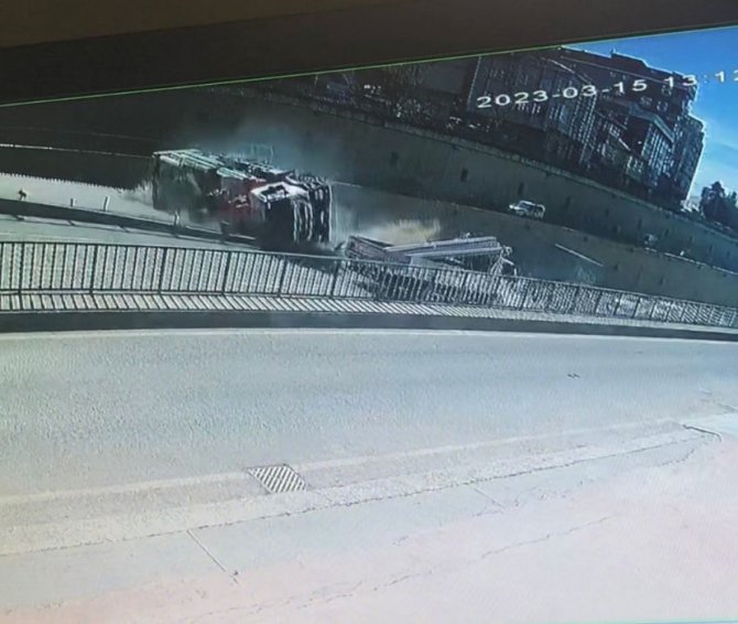Çekmeköy’de Çöp Kamyonu Devrildi: 2 Yaralı