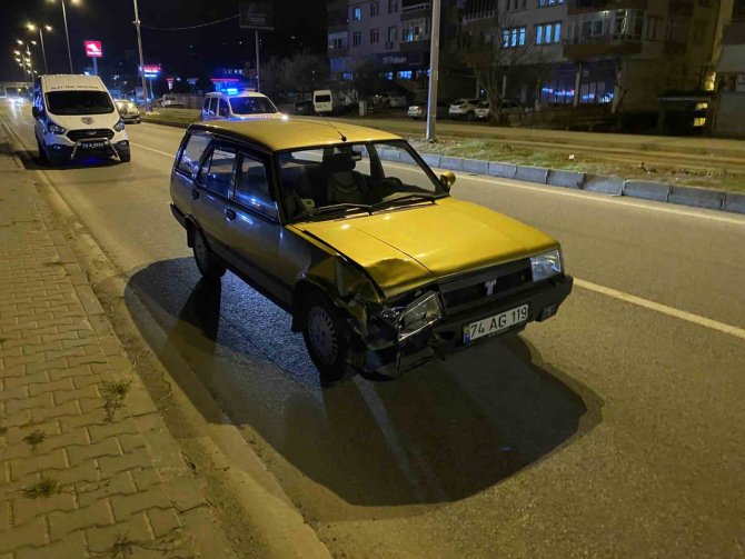 Otomobilin Çarptığı Motosikletteki Çift Metrelerce Savruldu
