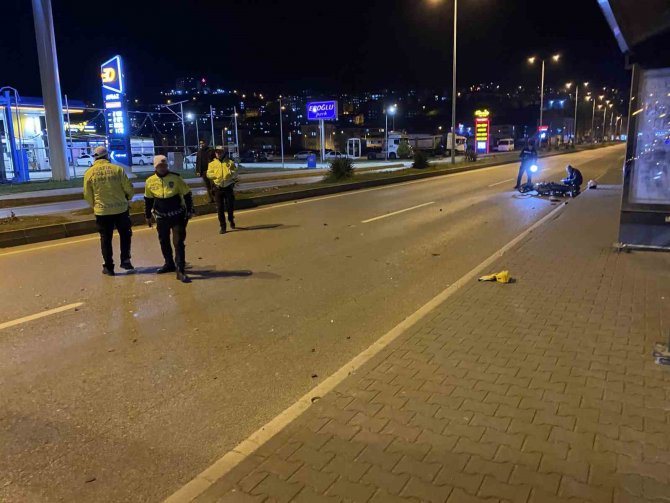 Otomobilin Çarptığı Motosikletteki Çift Metrelerce Savruldu