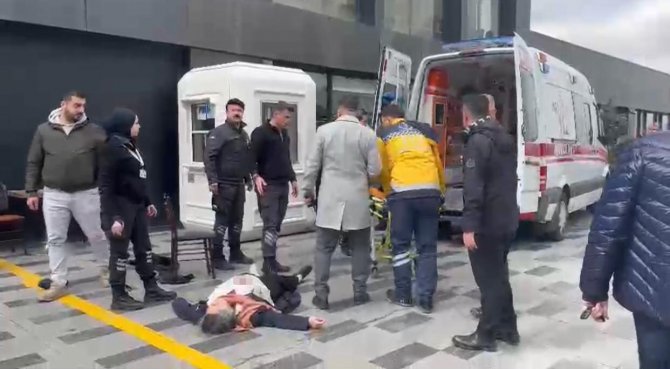 Bir Gün Evli Kalan Çiftin Boşanma Davası Kanlı Bitti: 2 Yaralı