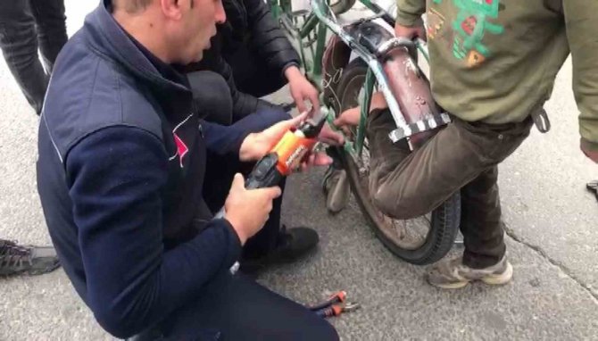 Batman’da Ayağı Bisiklete Sıkışan Çocuğu İtfaiye Kurtardı
