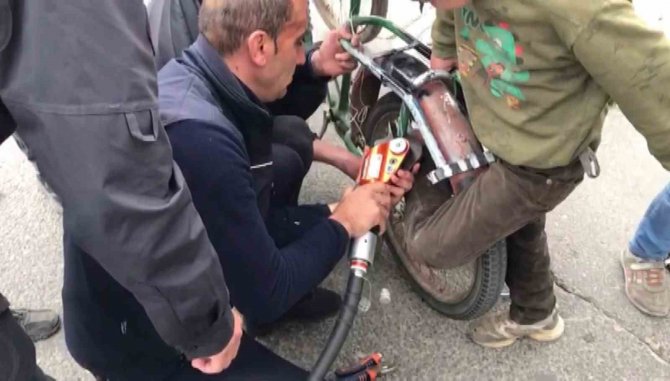 Batman’da Ayağı Bisiklete Sıkışan Çocuğu İtfaiye Kurtardı