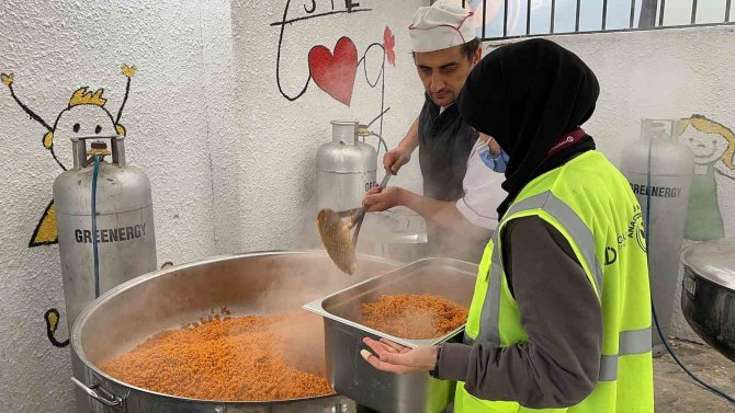 Deprem Bölgesinde Anadolu Mutfağından Her Gün 10 Bin Kişiye Sıcak Yemek