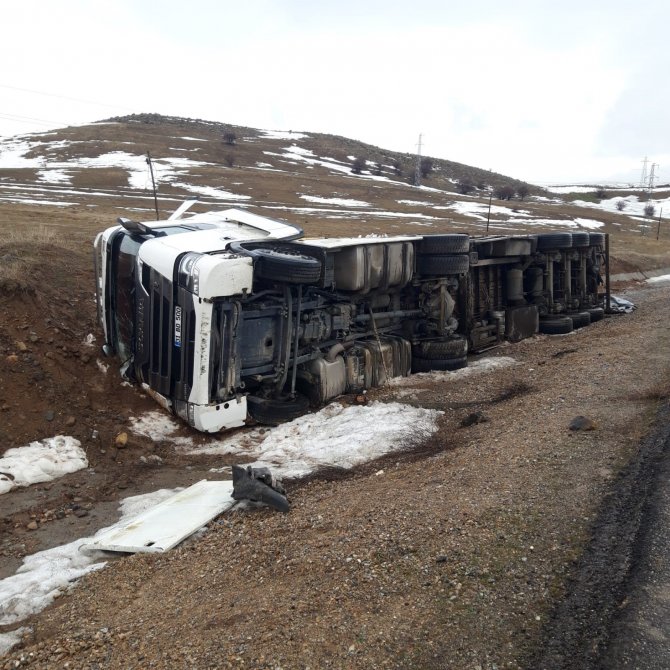 Bingöl’de Tır Devrildi: 1 Yaralı