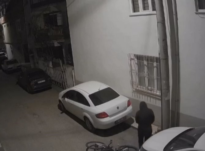 Bursa’da Pişkin Hırsız Güvenlik Kameralardan Kaçamadı