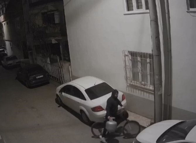 Bursa’da Pişkin Hırsız Güvenlik Kameralardan Kaçamadı
