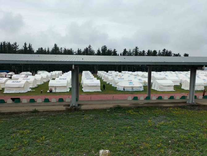 Depremzedeler, Yağışlı Havaya Rağmen Hayat Mücadelesini Sürdürüyor